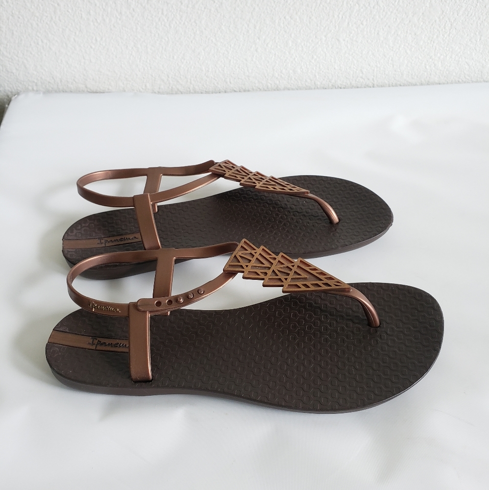 Ipanema Pale Brown T strap Rubber sandals size 8